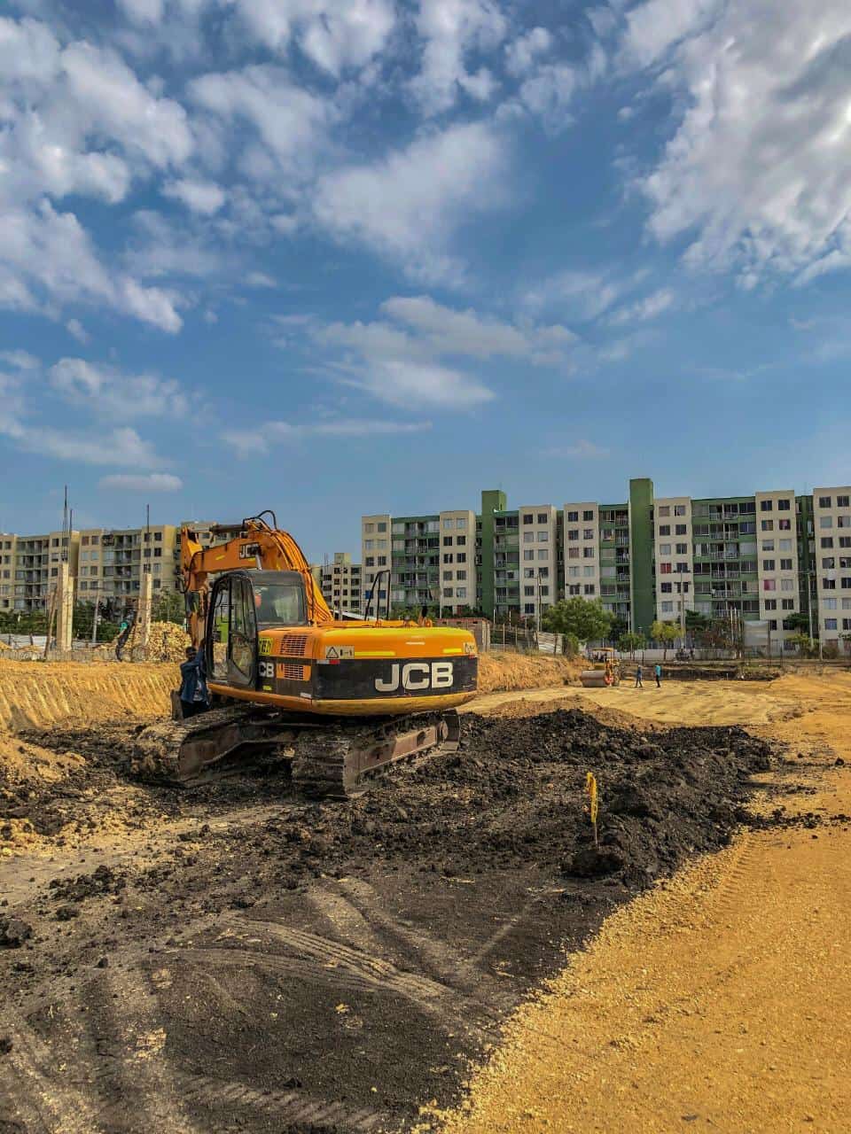 Retroexcavadora sobre oruga JCB Línea JS200LC Modelo 2011